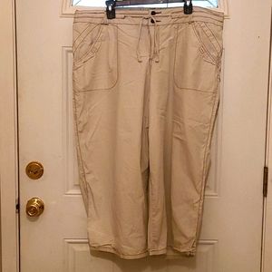 Mossimo Supply Co Creme Capris